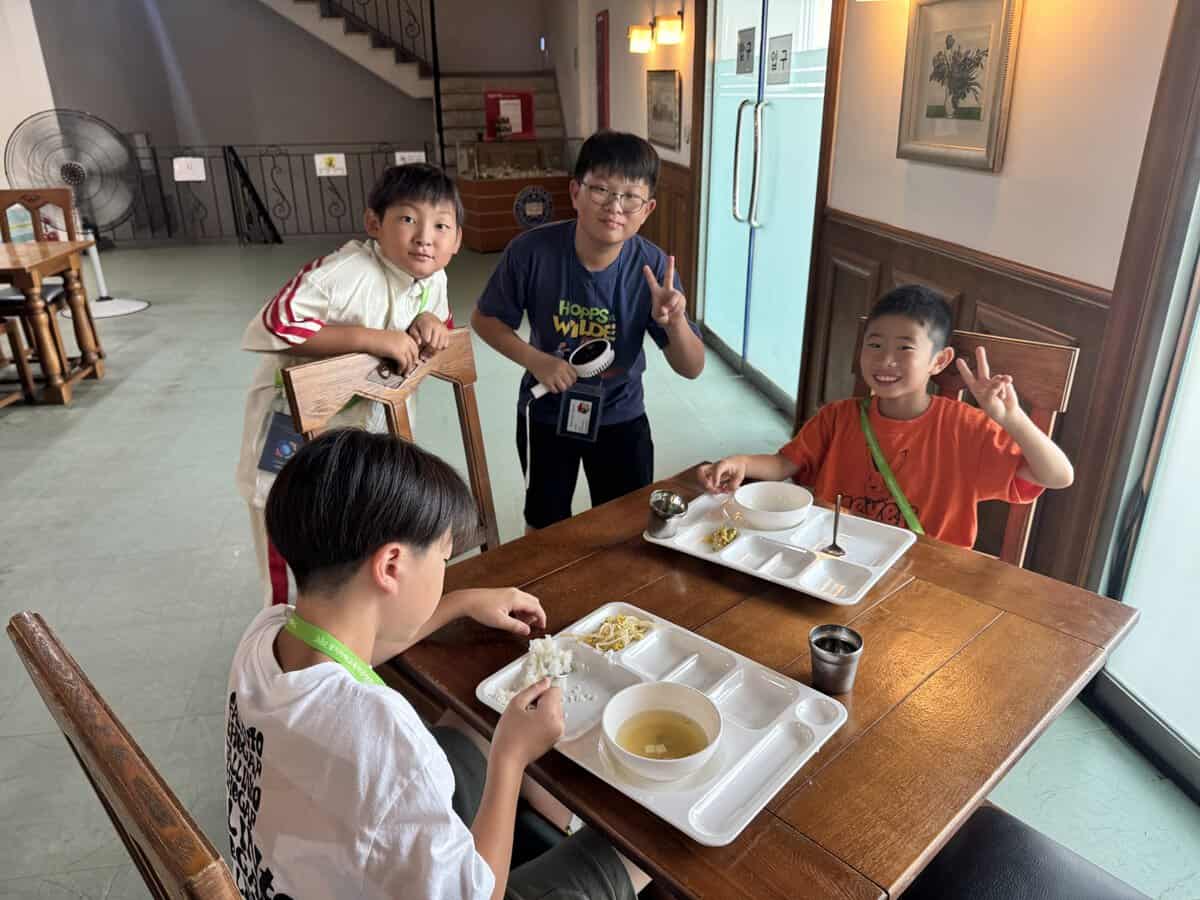 ご飯と味噌汁が並んだ朝食のメニュー