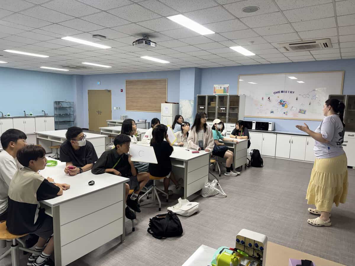 夏らしい強い日差しの中、パジュ英語村の朝を迎える様子