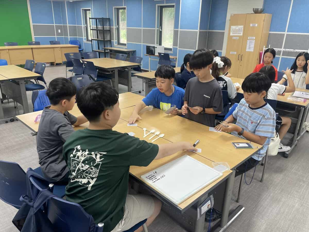 中学生がGreen Energyの授業でクイズに答える様子