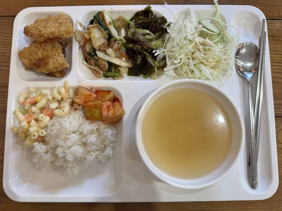 Mad Labの授業で炭酸飲料の実験を見守る子どもたち