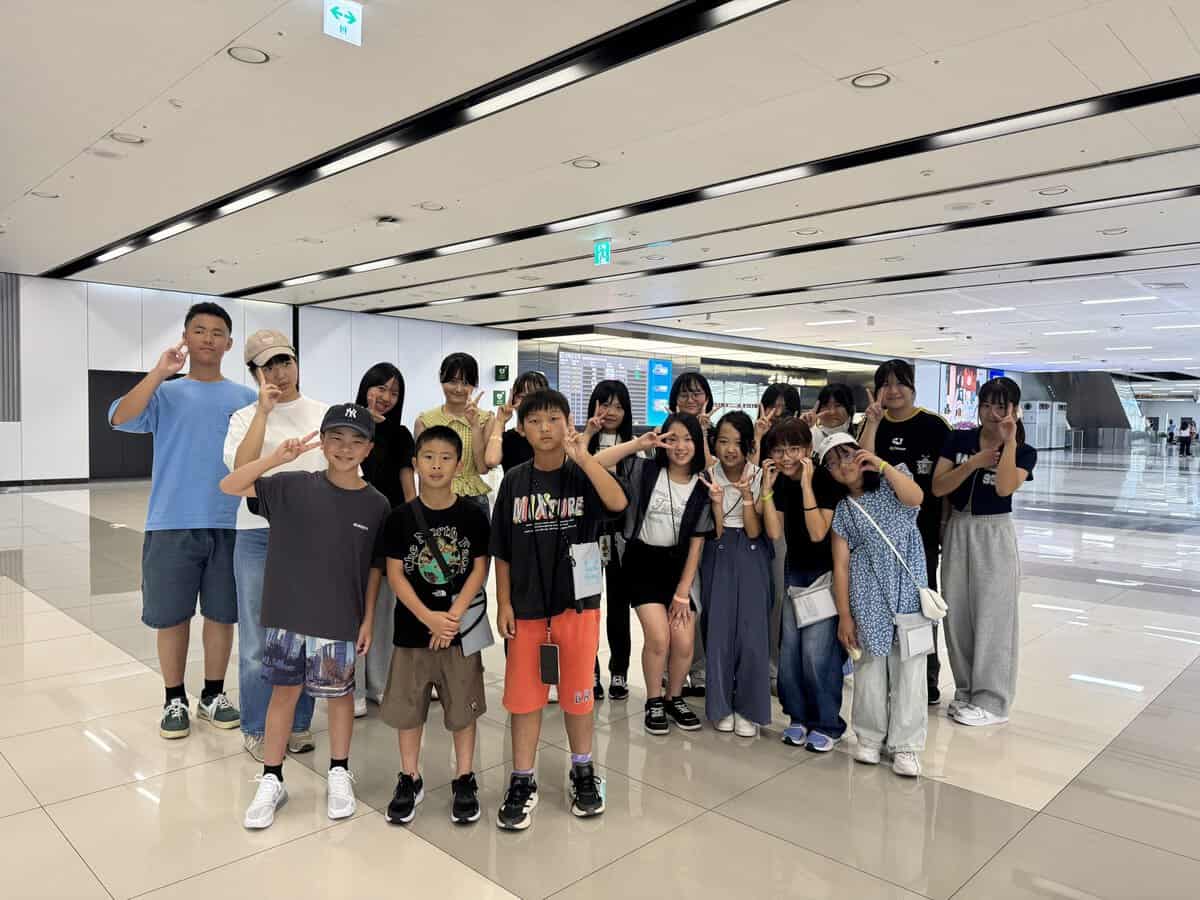 韓国の空港で全員が合流し集合した子どもたちの様子