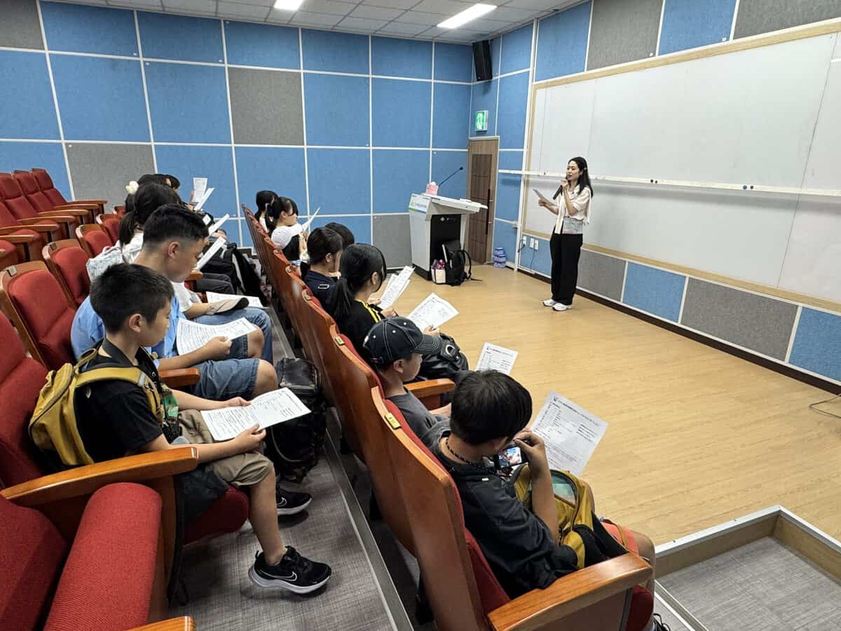 バスでパジュ英語村へ移動し到着した様子