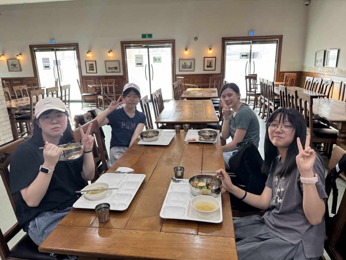 オリエンテーションで英語村の約束事を確認する子どもたち