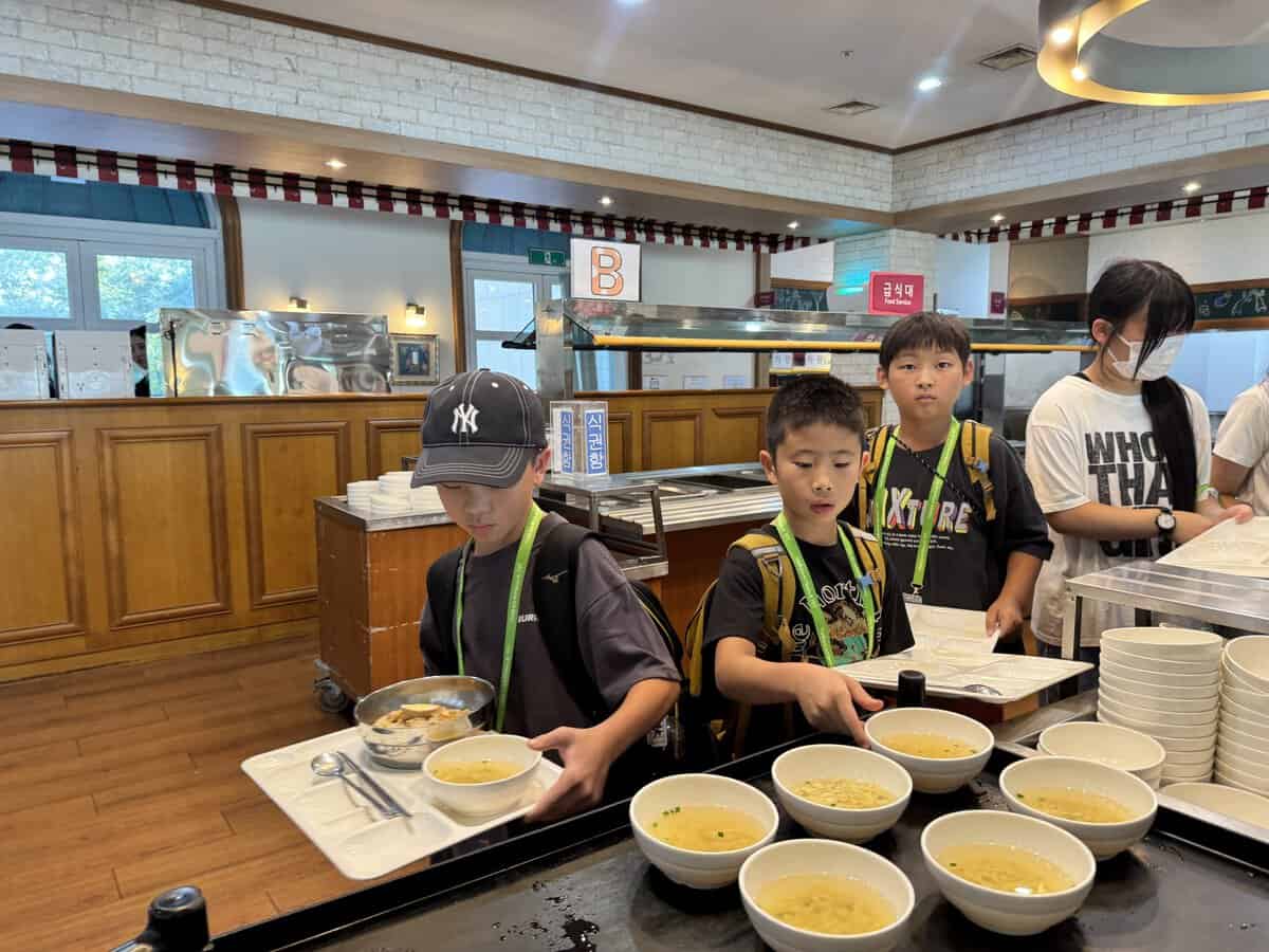 説明を聞きながら明日への期待を膨らませる子どもたちの様子