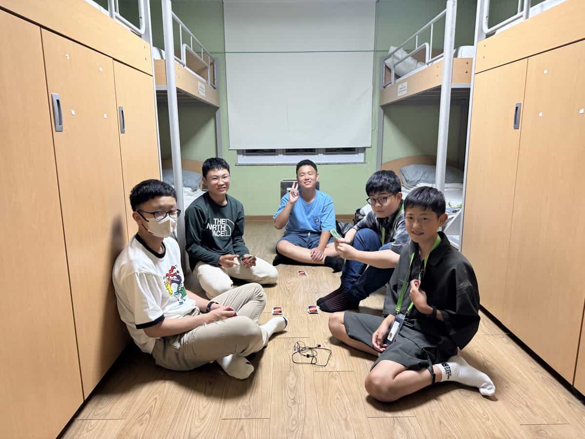 初日から積極的にコミュニケーションを取る子どもたちの様子