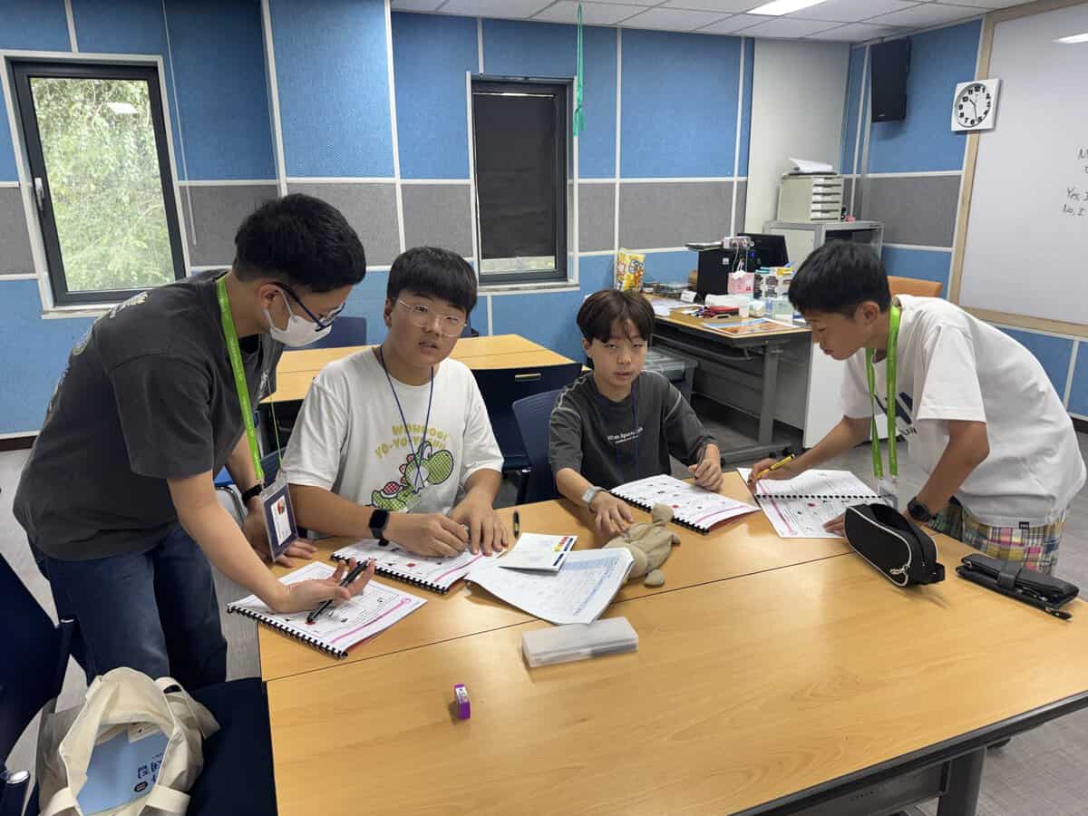 豚のそぼろご飯やトッポギが並んだ昼食