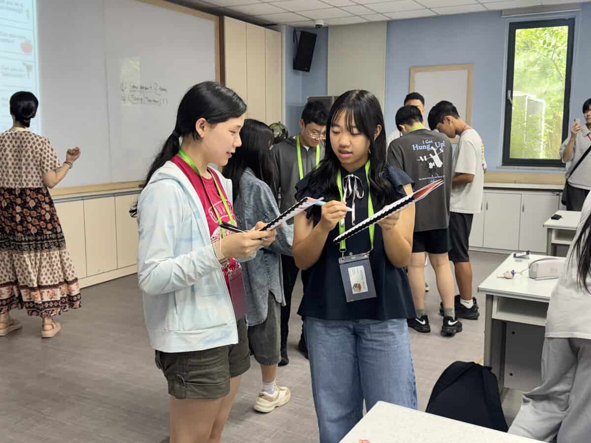 お揃いのキーホルダーを選ぶ休み時間の様子