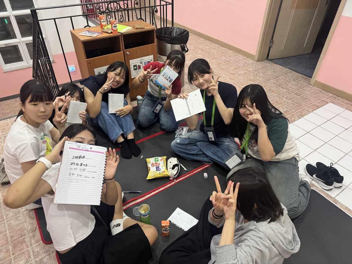 完成した動画をみんなで鑑賞する子どもたち