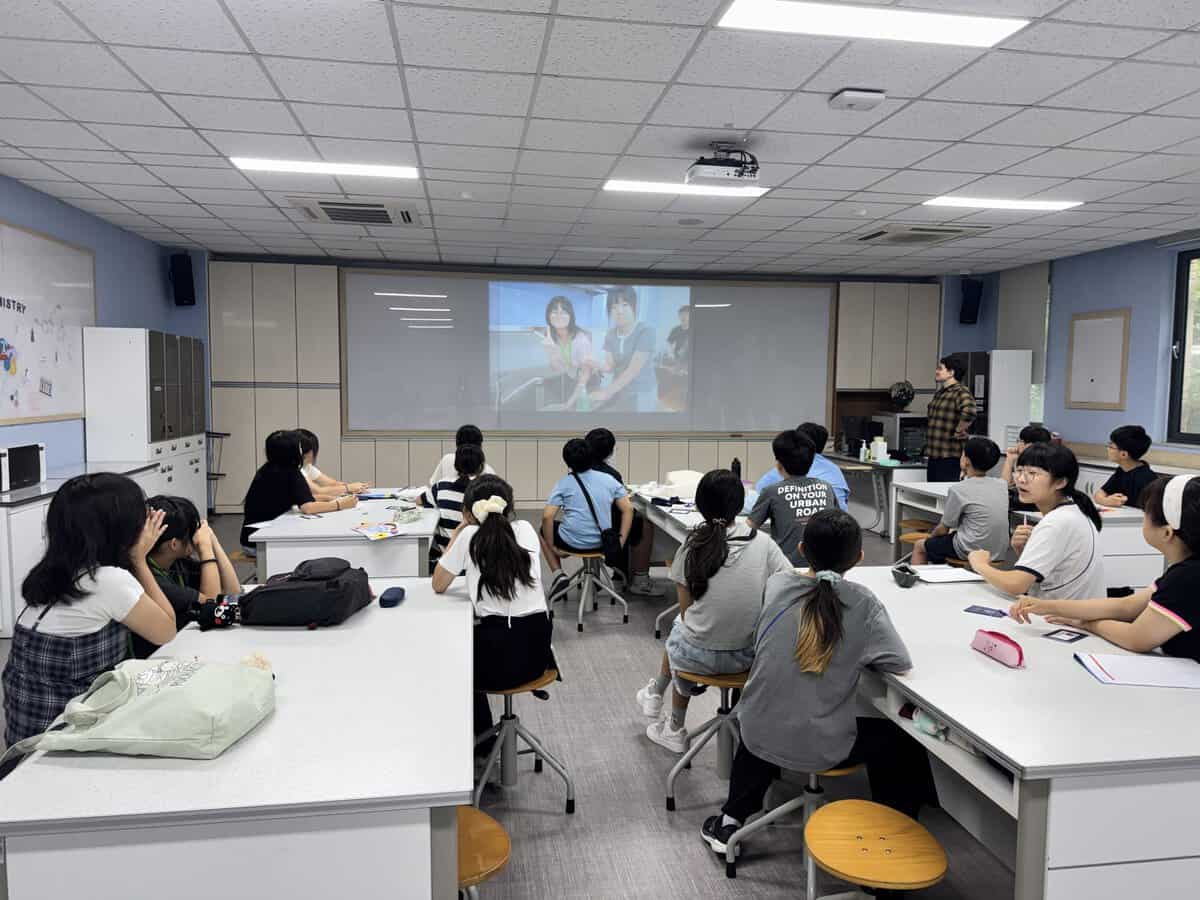 最終日の朝を迎え、元気にあいさつを交わす子どもたちの様子