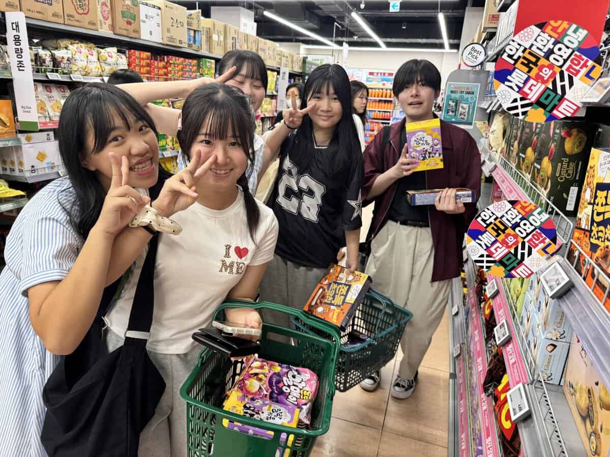 ステッカーを多く集めた子どもたちの表彰の様子