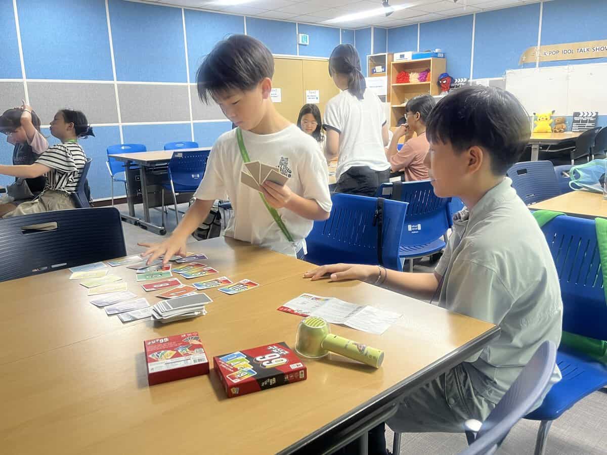 ご飯やスープが並んだ朝食のメニュー