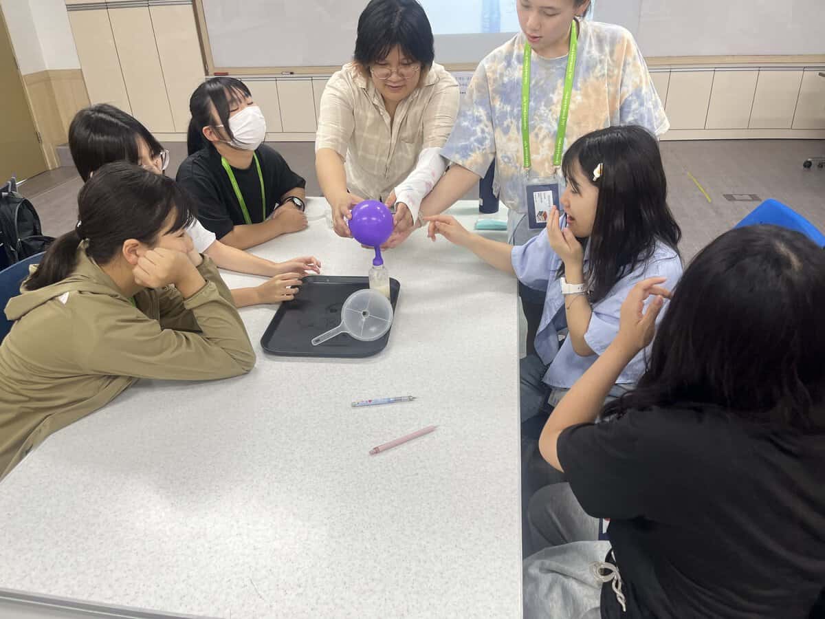 韓国のお友だちや先生と英語で交流する子どもたち