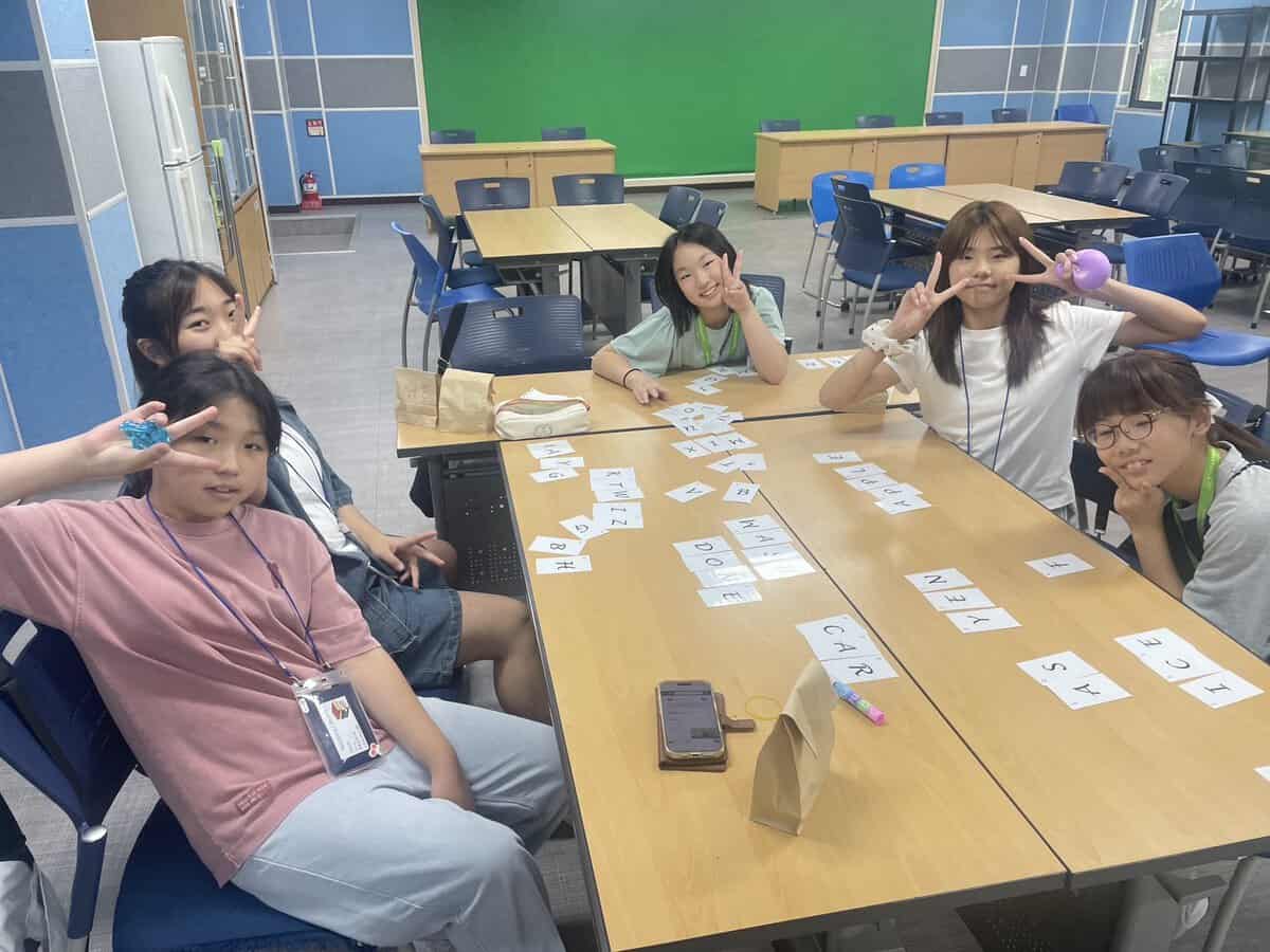 ナイトアクティビティのクイズゲームで盛り上がる子どもたち