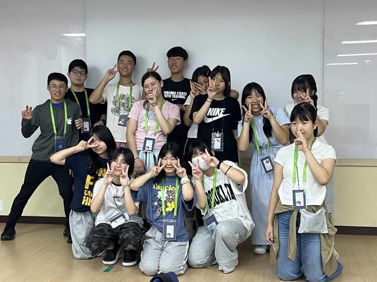 韓国の子どもたちと英語であいさつを交わす交流の場面