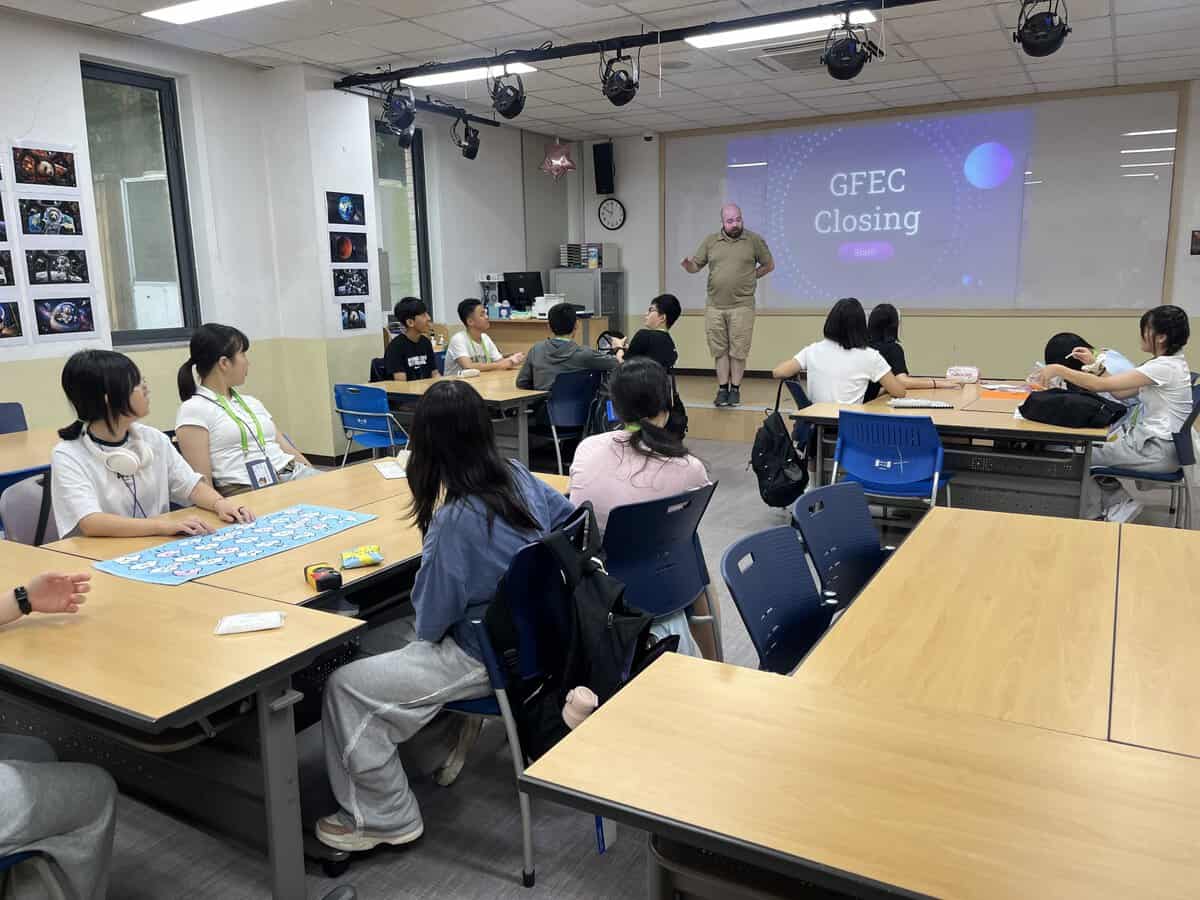 お別れを惜しんで手を振り合う子どもたちの様子