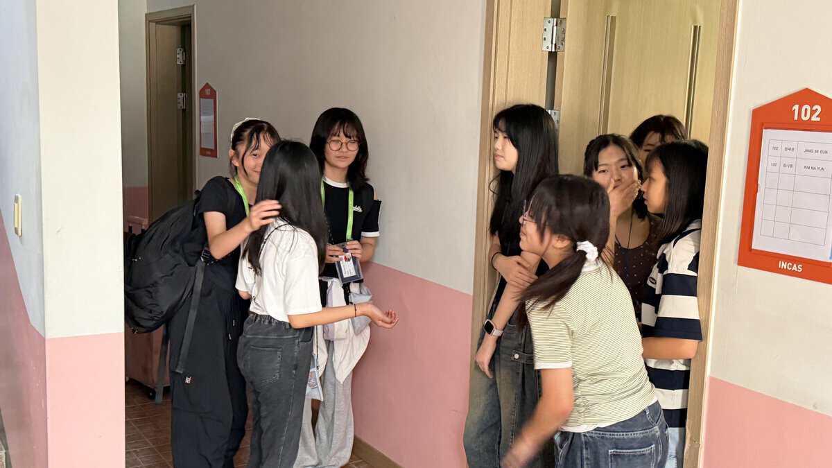 寮で荷ほどきをして夜の休息をとる子どもたちの様子