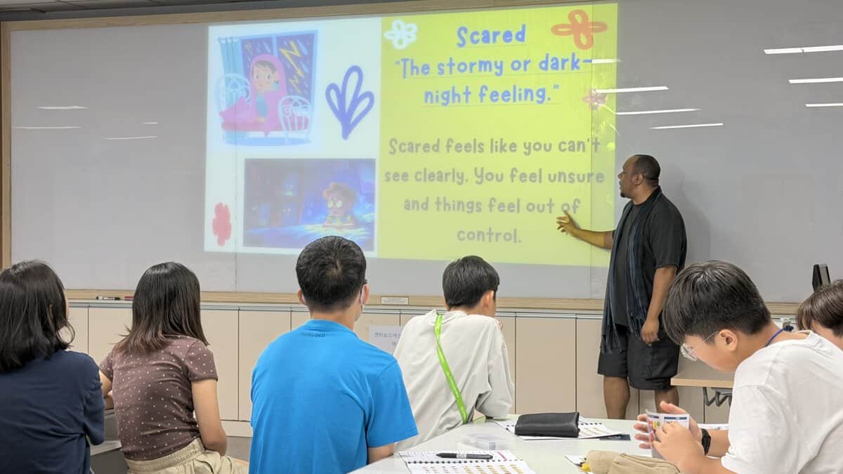 夜のアクティビティでクイズを楽しむ子どもたち