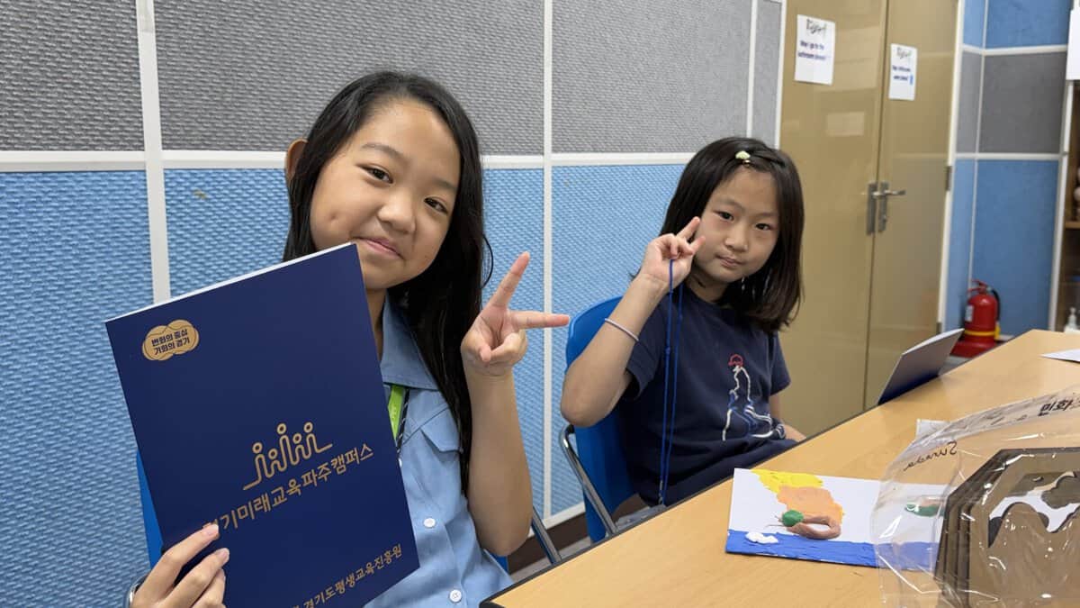 ロッテマートでお土産を選ぶ子どもたちの様子