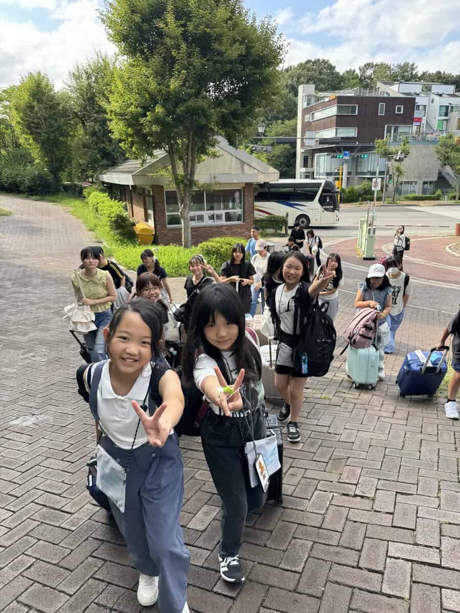 羽田空港で出発を待つ間に仲良くなった子どもたちの様子