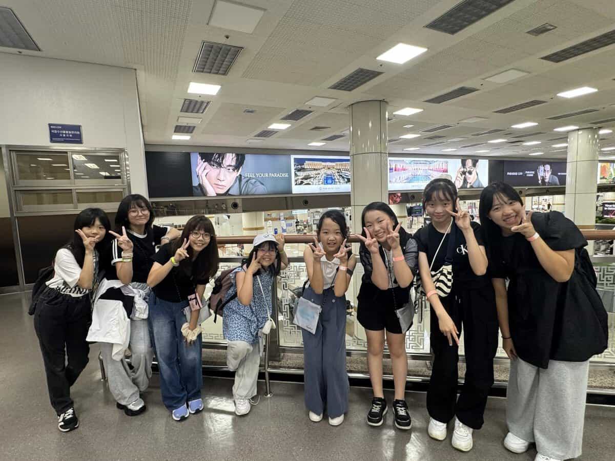関西国際空港に集合した子どもたちが打ち解けている様子