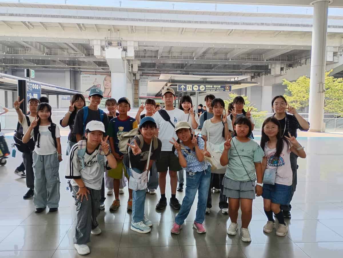 仲良く過ごす小学生男子たちの様子