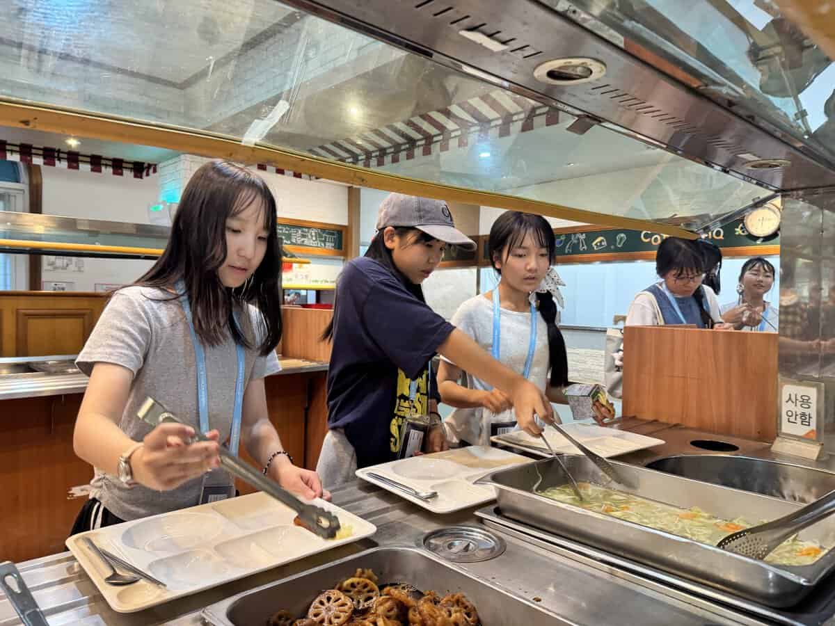 夕食をもりもり食べる子どもたちの様子