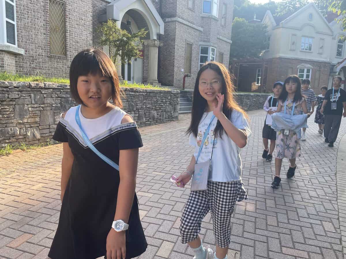 快晴の空の下、英語村の敷地で過ごす子どもたち