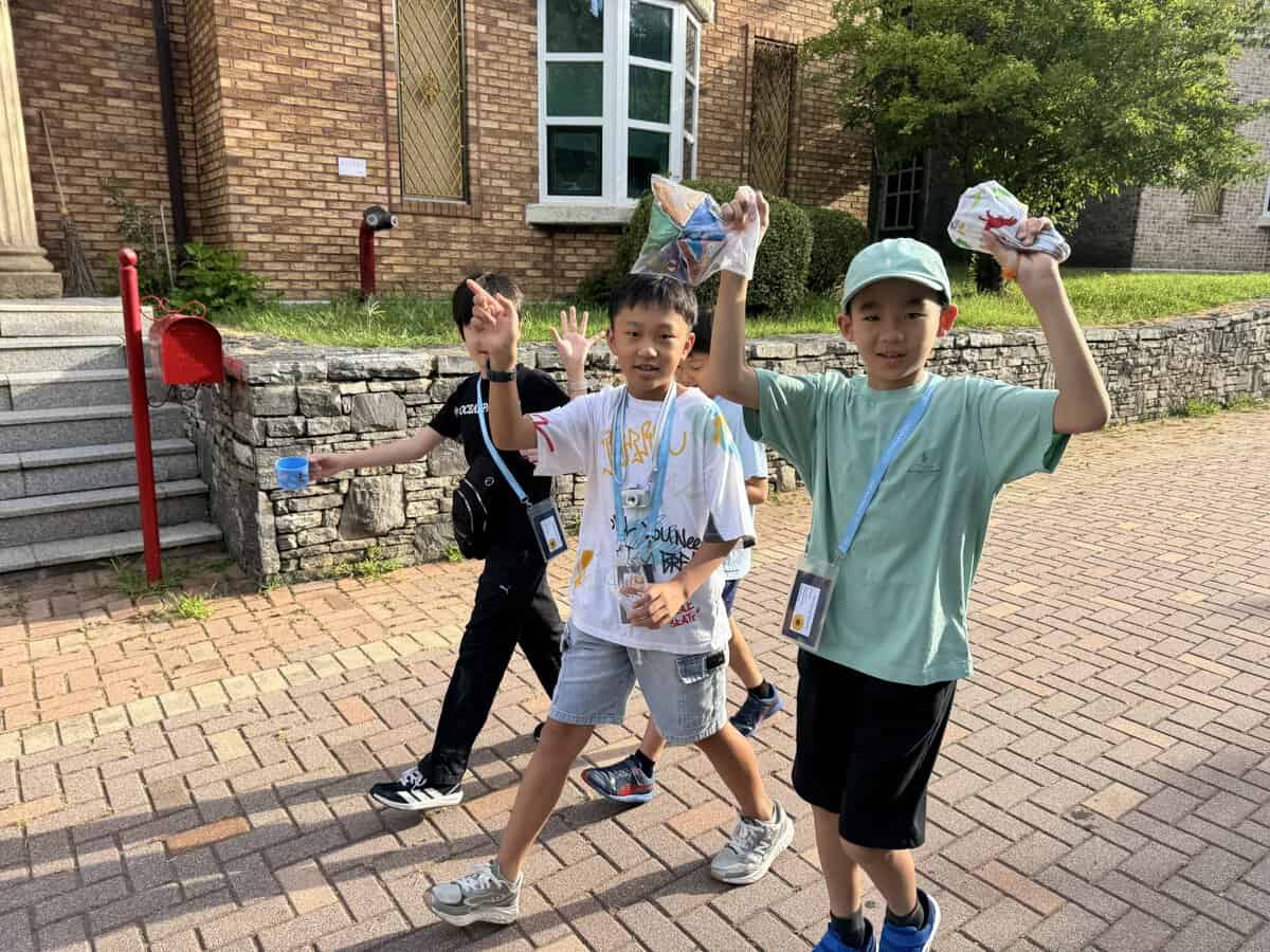 朝、元気に挨拶をする子どもたちの様子