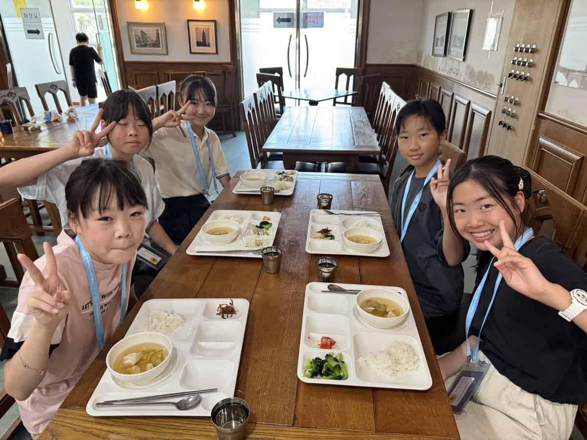 ごはんやお味噌汁が並んだ朝食のトレー