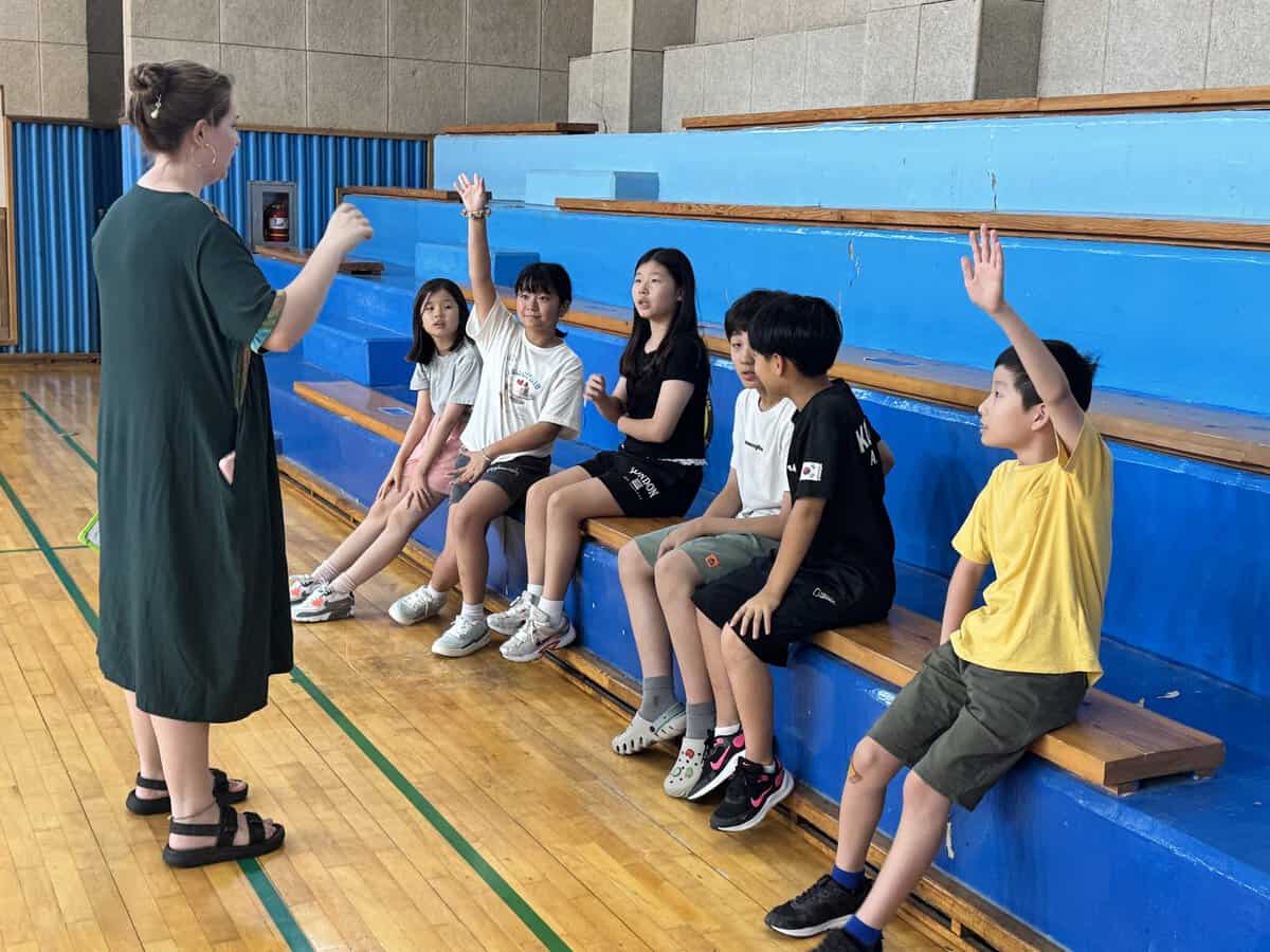 教室でフォークダンスに挑戦する子どもたち