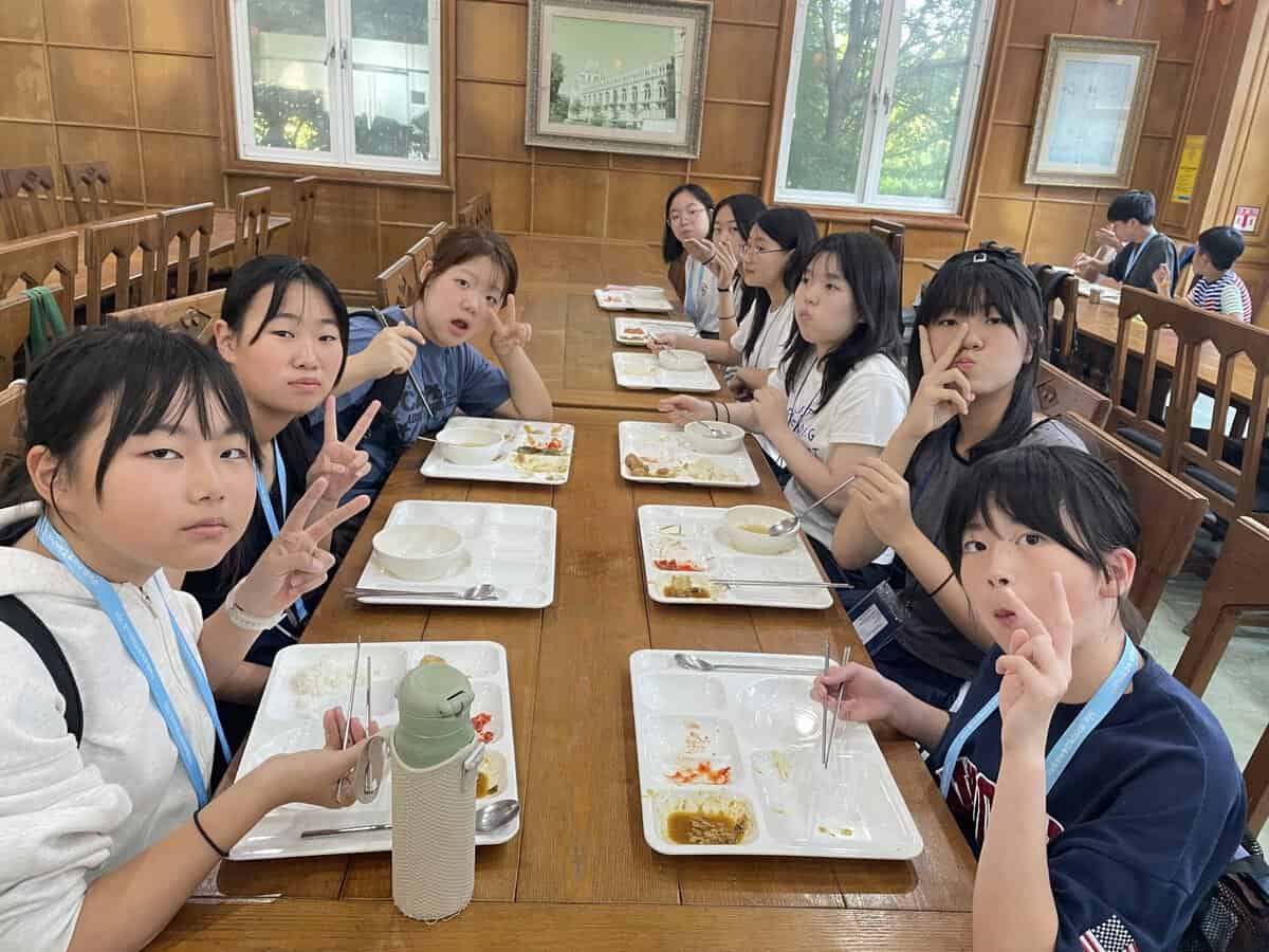 英語の物語の授業で本を読みながら学ぶ子どもたち
