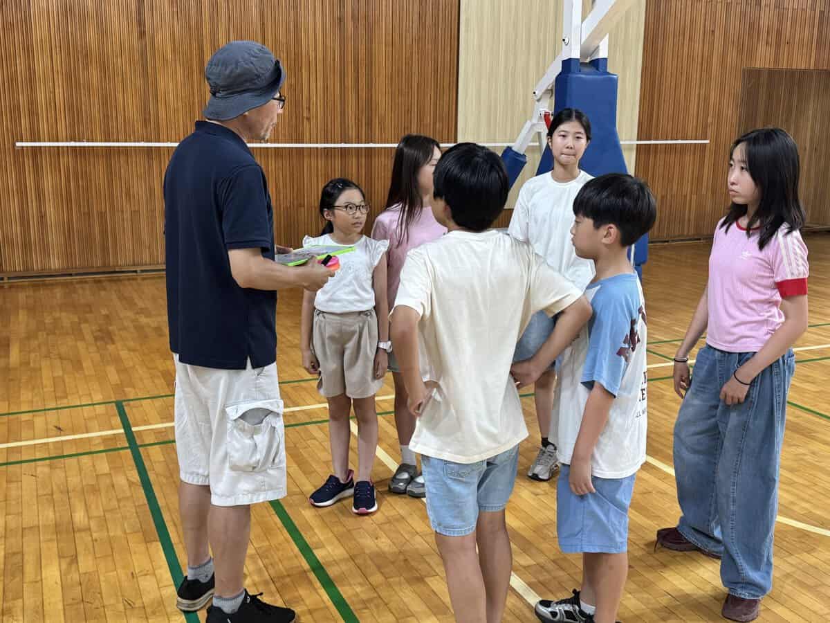 音楽に合わせて笑顔で踊る子どもたちの様子