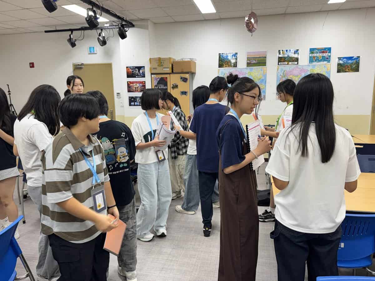 Ice Breakで英語で質問し合う子どもたち