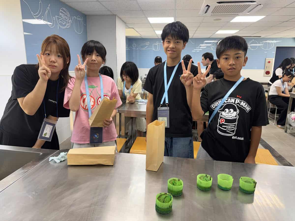 揚げ餃子や野菜サラダが並んだ昼食のメニュー