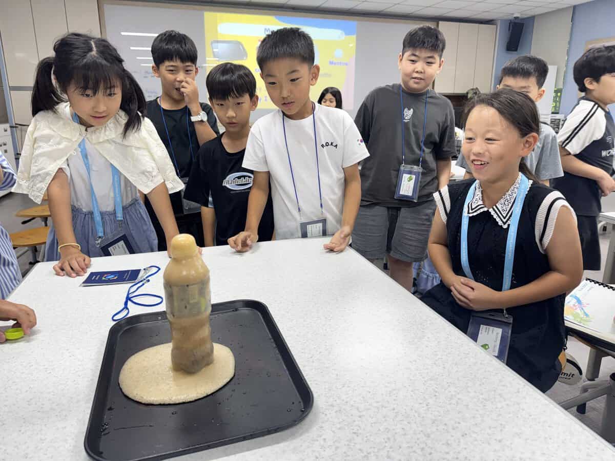 科学実験に驚き大盛り上がりの子どもたち