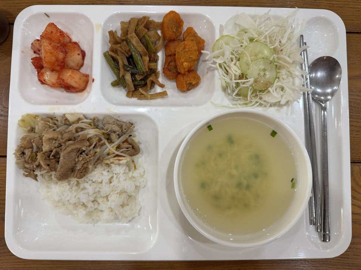 多くの留学生でにぎわうカフェテリアで昼食を楽しむ子どもたち