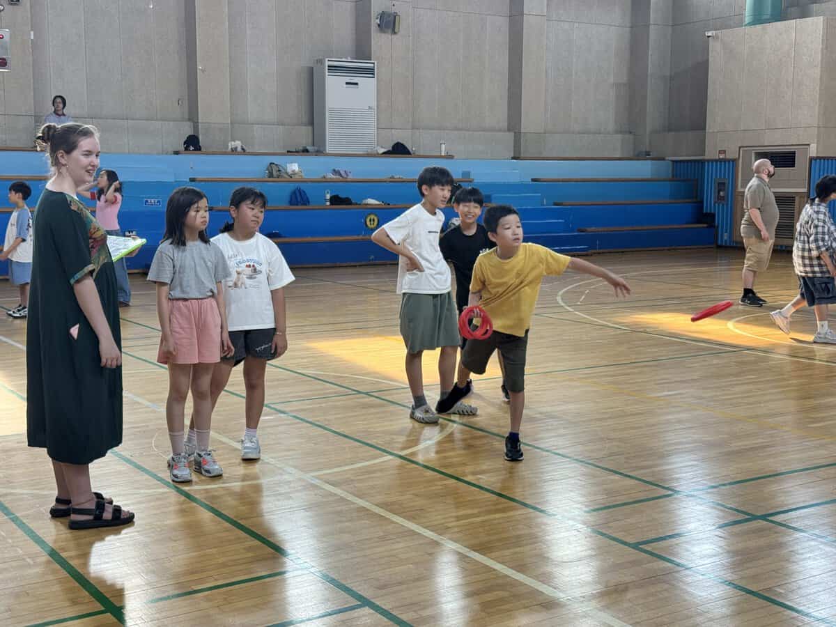 輪投げやフリスビーに挑戦する子どもたちの様子