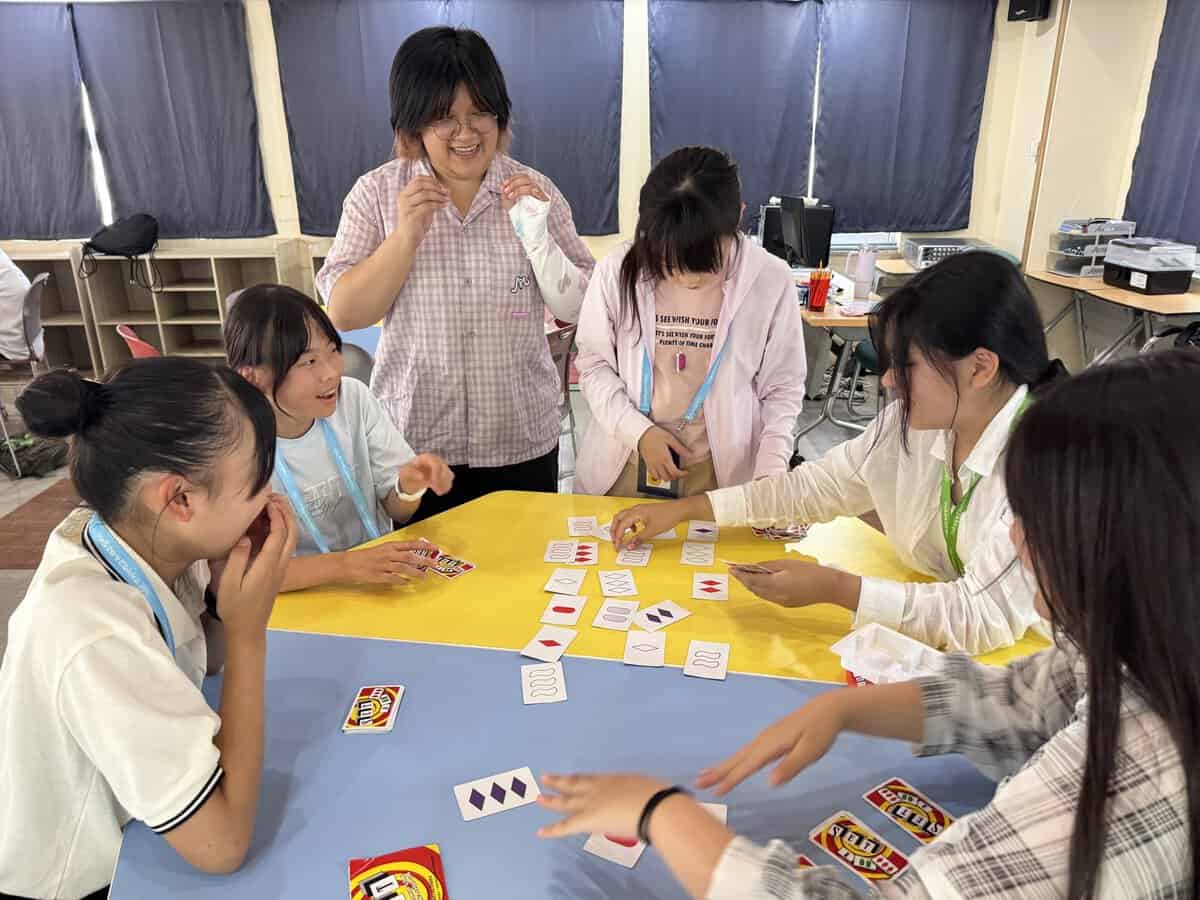 クイズ形式で英単語や文法を学ぶ様子