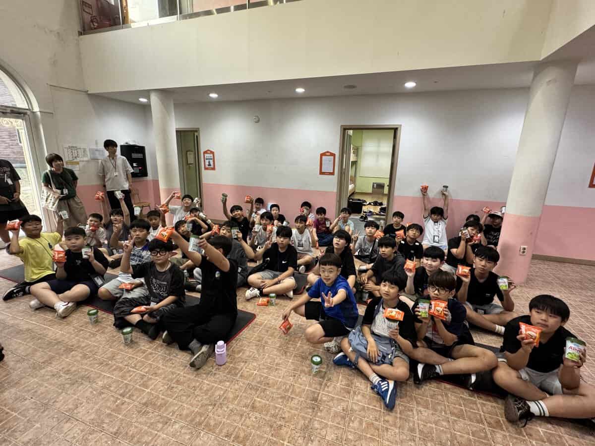 中学生が日韓で協力してクッキングに取り組む様子