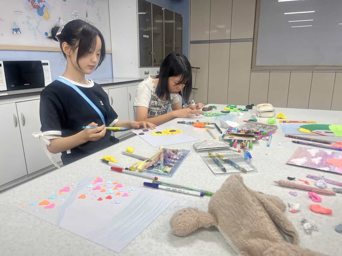 完成したカラフルなクレイクラフト作品