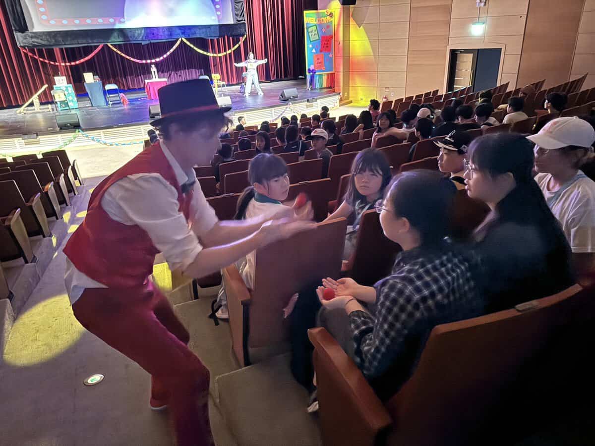 韓国のお友達と手遊びをして交流する子どもたち