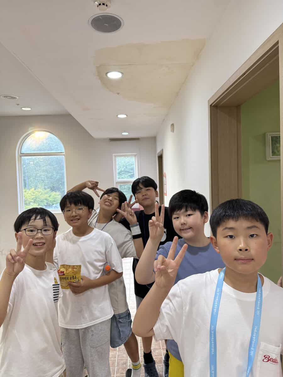 Simon Saysの指示に合わせて体を動かす小学生たち