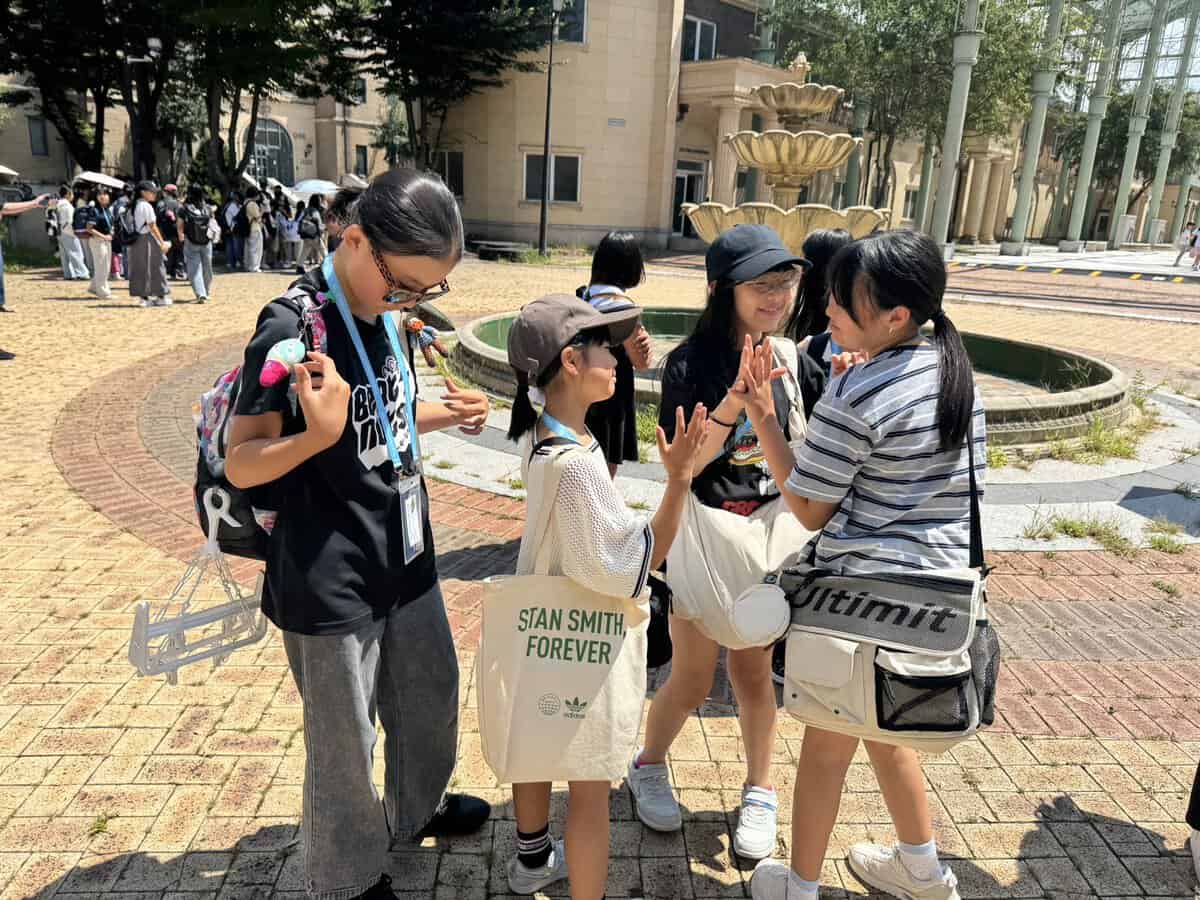 国境を越えて笑い合う子どもたちの様子