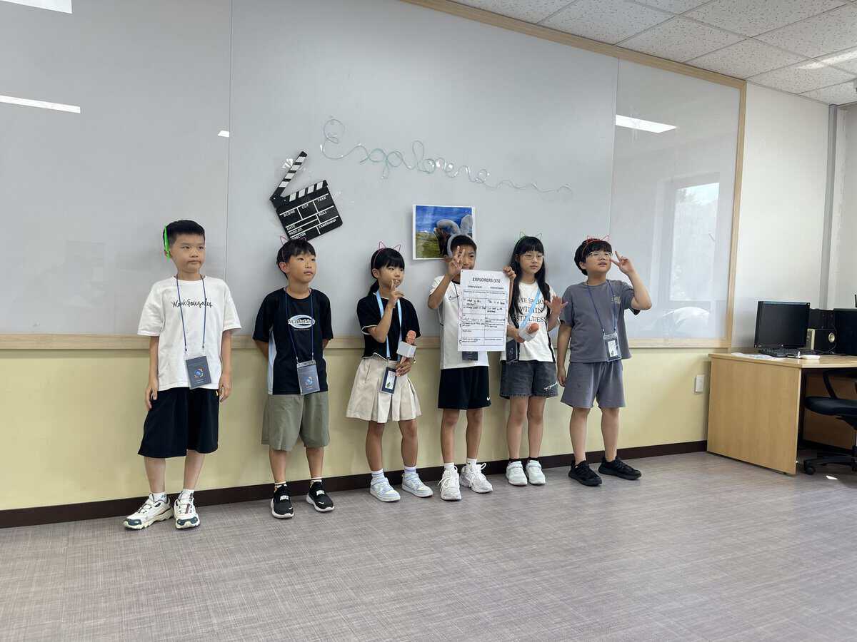 小学生が動物について英語で調べセリフを考える動画制作の様子