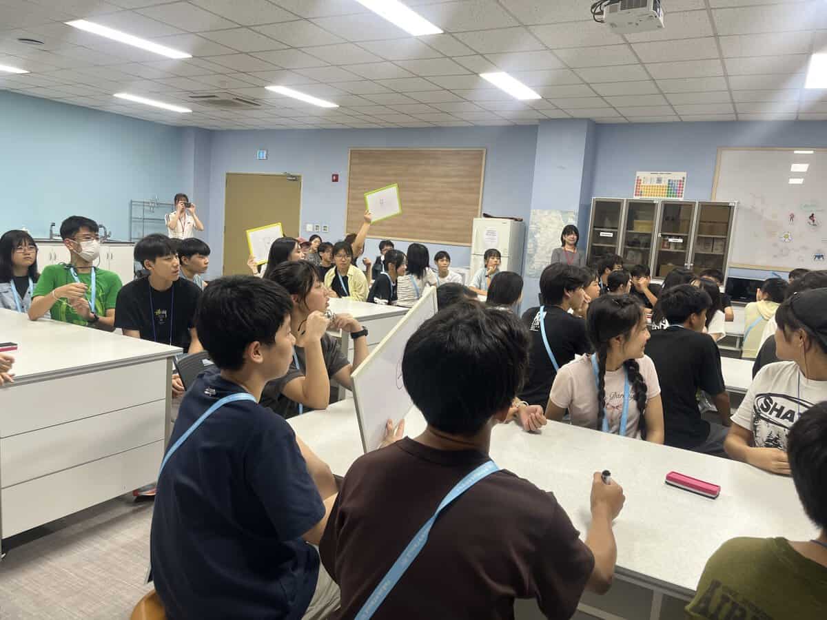 笑顔で交流を深める子どもたちの様子