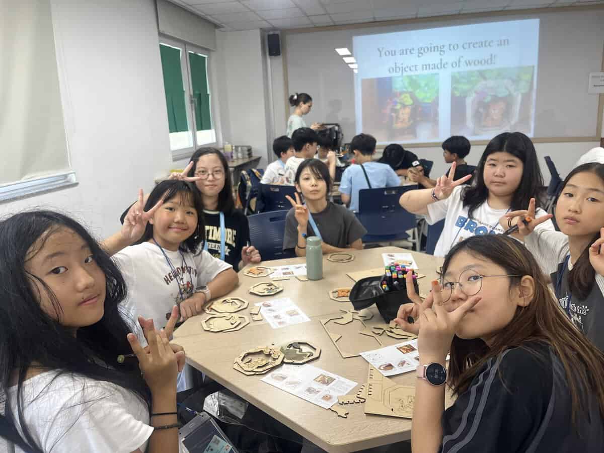 日本と韓国の子どもたちが自然に一緒に過ごす様子