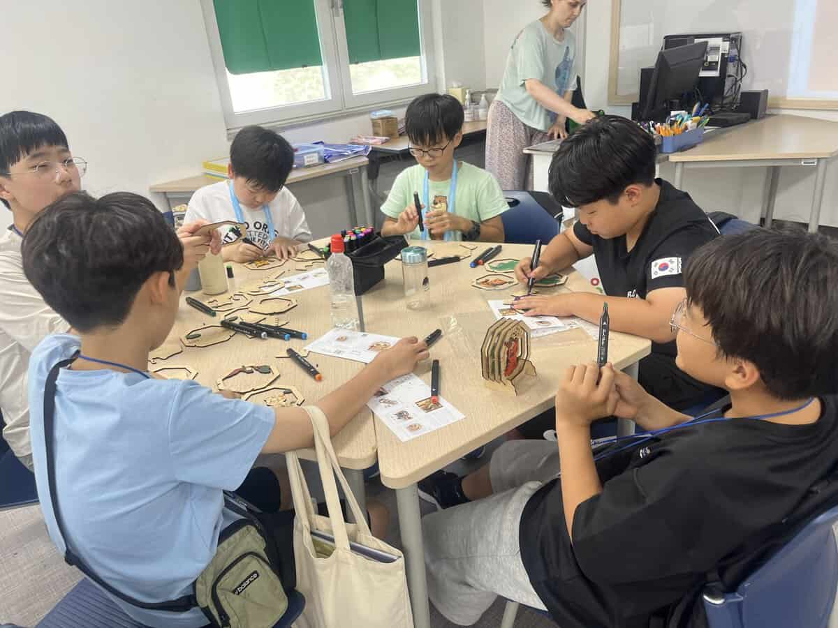 友達と笑顔で交流を深める子どもたち