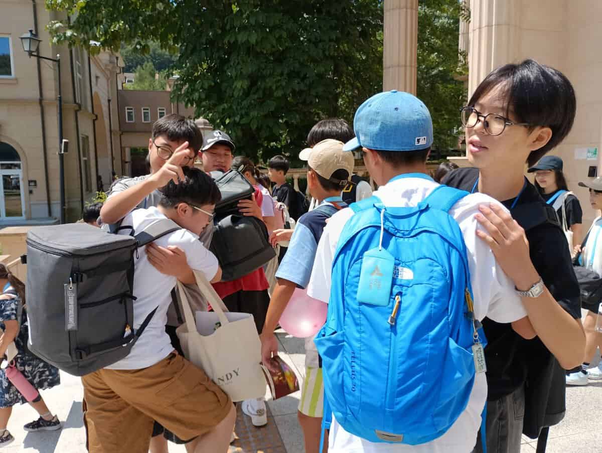 仲良くなったお友達とハグをする子どもの姿