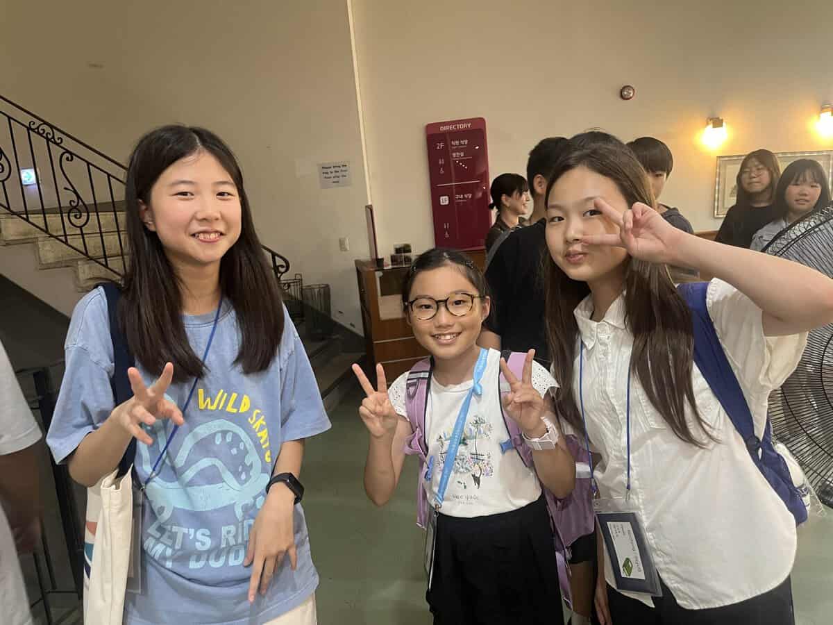 休憩時間に日韓の友達同士で交流する子どもたちの様子