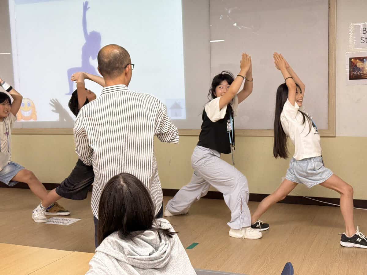 スタッフから生活のルールを聞く子どもたち